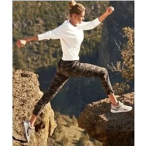 Athleta Camo Farallon Jogger Size 6 Travel Loungewear